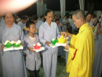 Nghệ An: Đêm hội hoa đăng kính mừng Phật  Đản PL 2557