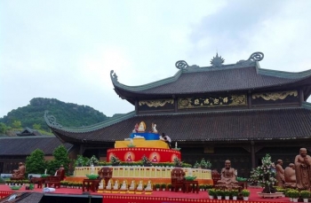 GHPGVN tỉnh Phú Thọ cúng dường hoa trang trí Đại lễ Phật đản LHQ - Vesak 2014