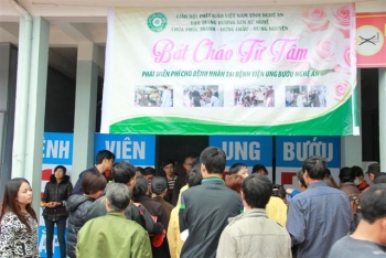 Ấm lòng với "Bát cháo từ tâm" của Đạo Tràng Hương Sen Xứ Nghệ