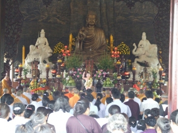 Chúng ta đi chùa để cầu xin hay để tu học theo Phật?