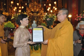 Phu nhân Chủ tịch nước dâng cúng Tượng Phật và Xá Lợi Phật
