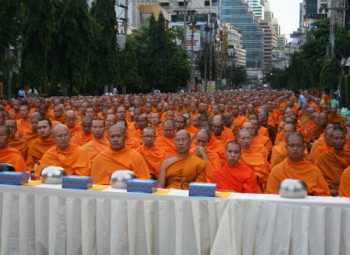 Thái Lan: 12.000 nhà sư khất thực ở Bangkok