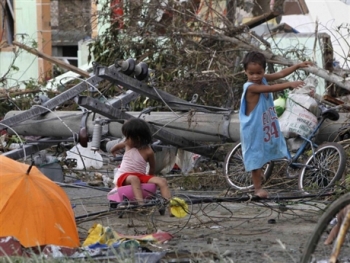 Nạn nhân bão Haiyan tìm thức ăn sót lại trên thi thể