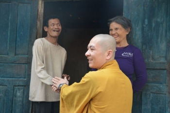 Chùa Cổ Am chúc tết và tặng quà cho các gia đình có hoàn cảnh khó khăn