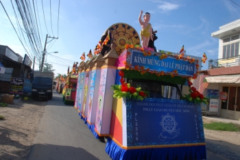 Chùa Hoằng Pháp rực rỡ cờ hoa mừng Phật đản