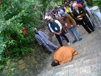Còn hơn 7 ngàn mét, nhà sư "nhất bộ nhất bái" về đích chùa Đồng Yên Tử