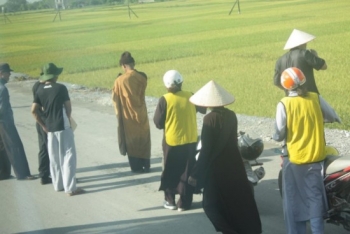 Hà Nam: Hàng ngàn người đón xem“Đường Tăng Việt Nam” nhất bộ nhất bái