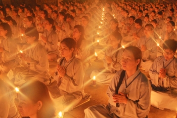 TPHCM: Chùm ảnh cực đẹp đêm hoa đăng vía Đức Phật A Di Đà