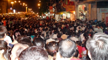 Hàng ngàn người ngồi ngập phố dự lễ Vu Lan