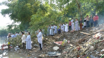 Lễ cầu siêu các nạn nhân vụ lật xe thảm khốc trên sông Sêrêpốk