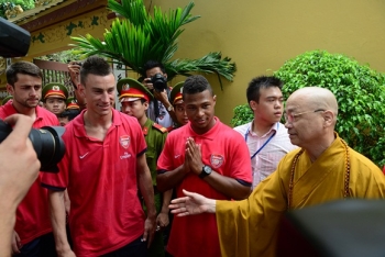 Các Pháo thủ Arsenal đến thăm chùa Trấn Quốc