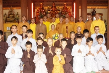 Tổ Đình Cảm Sơn: Gần một ngàn người về nghe pháp và làm lễ cúng dường trai Tăng