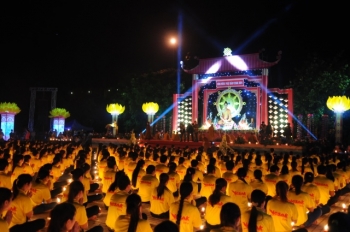 Thiêng liêng đêm hoa đăng cầu nguyện hòa bình thế giới tại Vesak 2014