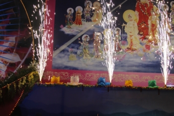 Rực sáng cảnh 'tây phương' đêm hoa đăng vía Phật A Di Đà