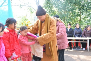 Lạng Sơn: PG Thị trấn Đồng Đăng tặng chăn, áo ấm cho các em học sinh vùng cao