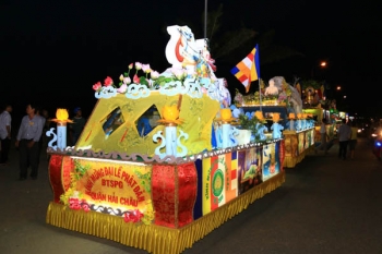 Chùm ảnh: Diễu hành xe hoa Phật đản tại Đà Nẵng