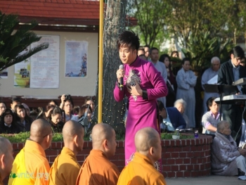 Quách Tuấn Du làm rung động trái tim Phật tử trong Lễ hội Quán Âm - Hoa Kỳ