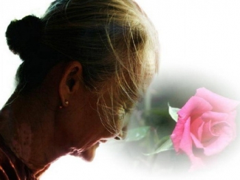 Trên nhà có hai pho tượng Phật...