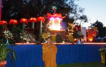 Lắng đọng tâm tư - Đêm đốt nến nguyện cầu Phật đản PL 2557