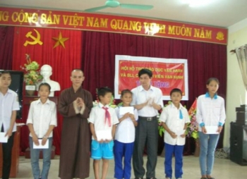 Quỹ khuyến học Vạn Hạnh  tặng  quà cho học sinh nghèo hiếu học tại Nghệ An