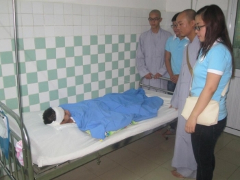 CLB Hoa Tình Thương thăm em Huỳnh Văn Chơn và gửi lời kêu gọi