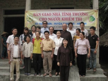 Nhóm Phật tử Nguyên Quang trao nhà tình thương  cho người khiếm thính tại Hà Tĩnh
