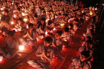 Xúc động đêm đốt nến tri ân, khóa tu