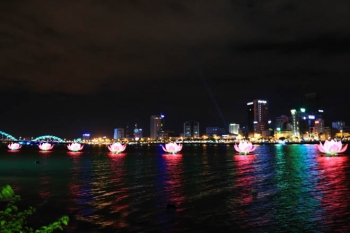 Đà Nẵng: Lễ thắp sáng 7 đóa sen trên sông Hàn