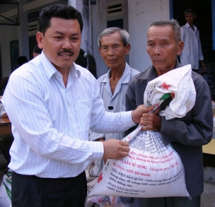 Lương y Võ Hoàng Yên tặng quà người nghèo nhân dịp tết Nhâm Thìn