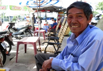 Ông lão chạy xe ôm lấy tiền cho vợ làm từ thiện