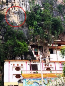 "Mặt Phật" kỳ ảo xuất hiện cạnh chùa gây sốt