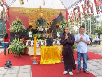 Hà Nội: Người dân chiêm bái Tôn Tượng Phật Hoàng trước giờ khai mạc Đại hội PG