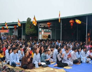 Người dân xứ Nghệ nô nức đi chùa cầu an đầu năm