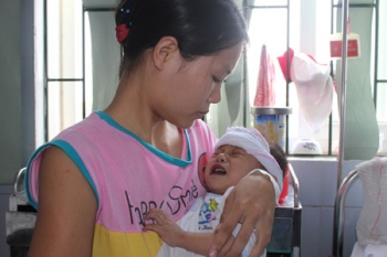 Ngằn ngặt tiếng khóc của bé 14 tháng tuổi bị bệnh tim bẩm sinh phức tạp