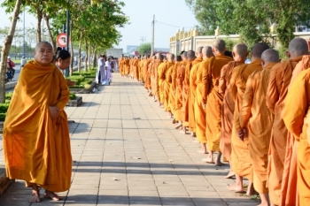Hình ảnh cực đẹp Tăng Ni hệ phái Khất Sĩ trì bình khất thực