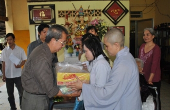 Thiên Quang Ni Tự tặng quà cho người mù, người nghèo