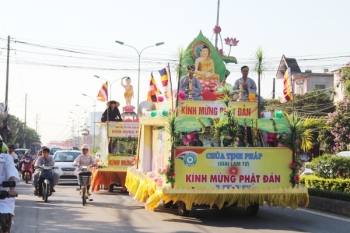 Chùm ảnh diễu hành xe hoa mừng Phật đản PL 2557 tại Hà Tĩnh