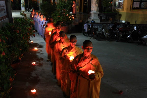 Chùa Huệ Quang thắp nến tưởng niệm Cố HT. Thích Huệ Hướng