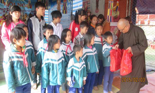 Trao 200   phần quà Tết cho hộ gia đình chính sách và học sinh nghèo