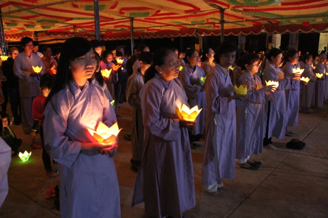 Đêm hoa đăng đốt nến tri ân tại chùa Khánh Lâm