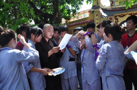 Sinh viên lên chùa “tầm sư học đạo” 