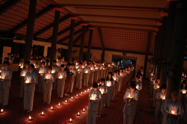 Ánh nến lung linh trong đêm tri ân tại Chùa Hòa Phúc