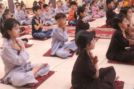 Hà Nội: 160 bạn nhỏ đón mùa hè với khóa tu 'Ươm mầm Sen Việt'