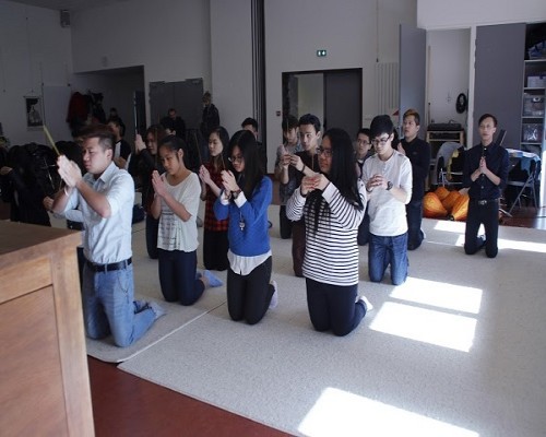 Pháp Quốc: Sinh viên Việt tại Rennes đi lễ chùa nguyện cầu đầu năm