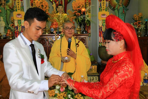 Đà Nẵng: Hai Phật tử trẻ tổ chức lễ hằng thuận tại chùa Kim Sơn