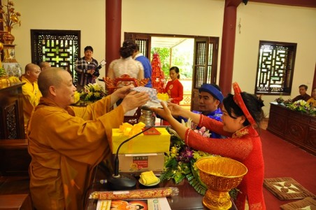 Bốn đôi bạn trẻ tổ chức lễ hằng thuận tại Chùa Bằng