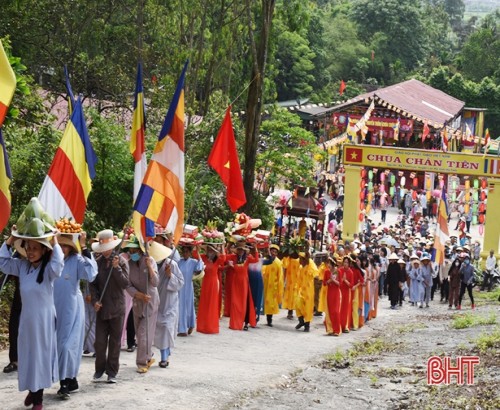 Hàng ngàn Tăng ni, Phật tử và du khách tham gia lễ hội chùa Chân Tiên