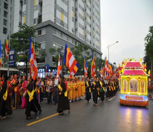 Hà Nội: Cả làng treo cờ tham gia lễ hội Phật đản
