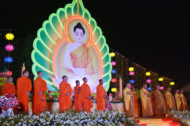Cambodia: Chùa Hoằng Pháp hoa đăng kỷ niệm ngày Đức Phật thành đạo 