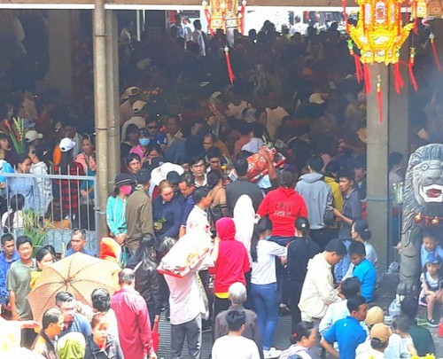 Kiếm chác ở chốn tâm linh, thất đức lắm!